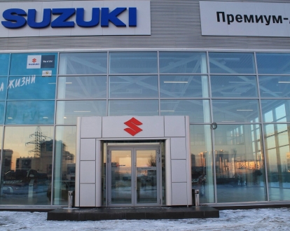 Входная арка автоцентра Сузуки выполнена из аллюминиевой композитной панели на металлической конструкции. Буквы и логотип оформлены из акрила.